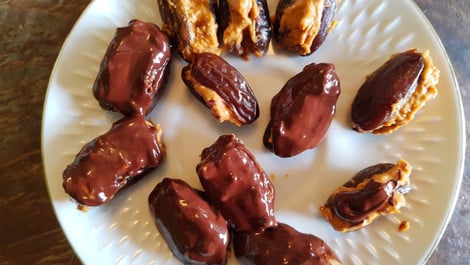 Snickers-Datteln: Veganes Rezept mit Erdnuss und Schokolade
