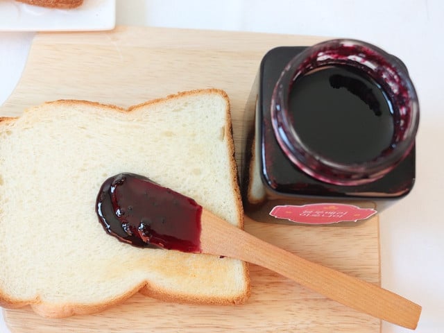 Schlehengelee: Das Rezept Das Schlehengelee enthält keine Fruchtstücke mehr.