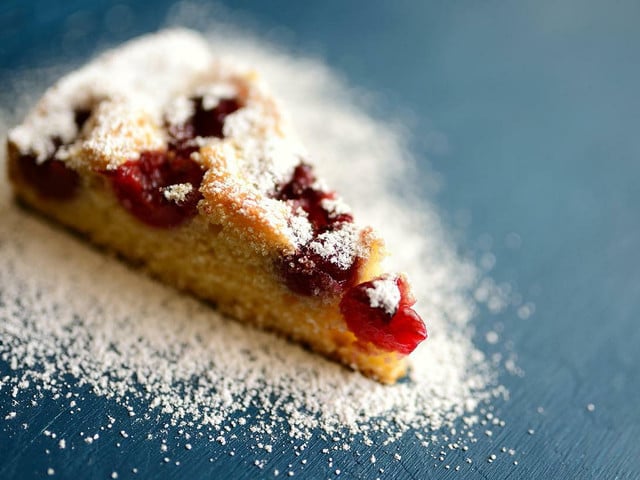 Veganer Kirschkuchen: So bereitest du ihn zu Serviere den veganen Kirschkuchen frisch und mit Puderzucker bestreut.