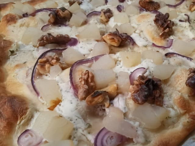 Flammkuchen mit Birne und Walnüssen: Das Rezept Kombiniere deinen Flammkuchen mit Birne und roten Zwiebeln.