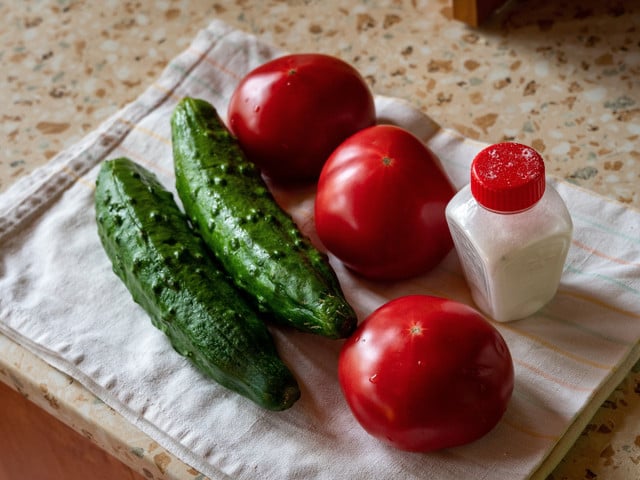 Gurken und Tomaten sind die Hauptzutaten für Shirazi-Salat