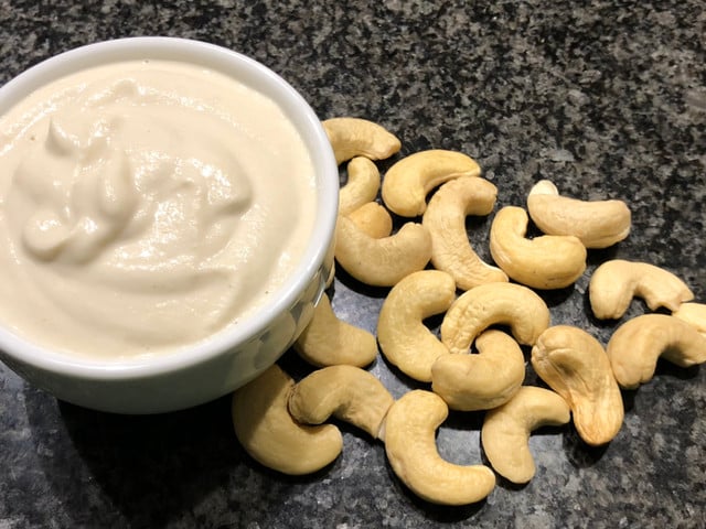 Statt Rahm kannst du für die vegane Variante eine Cashew-Creme zubereiten.