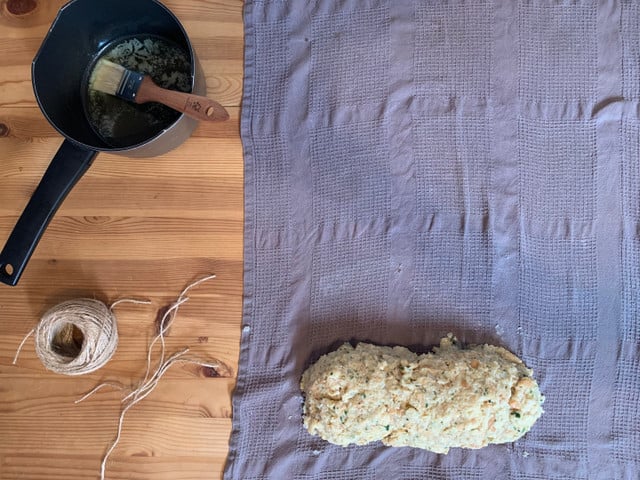 Gibt den Serviettenknödel-Teig auf ein Tuch.