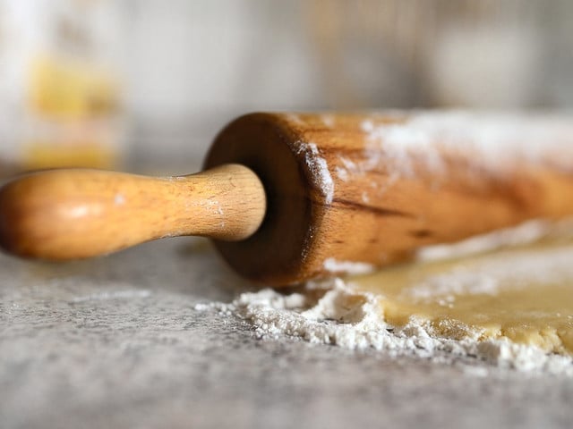 Für Rugelach musst du den Teig kreisrund ausrollen.