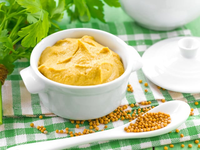 Senf-Petersilien-Dip: Einfaches Rezept mit 5 Zutaten Senf-Petersiliendip passt sehr gut zu Gemüse oder Baguette.