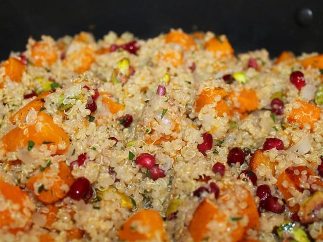 Dein Butternut-Kürbis schmeckt mit Quinoa, aber auch mit Couscous harmoniert er gut.