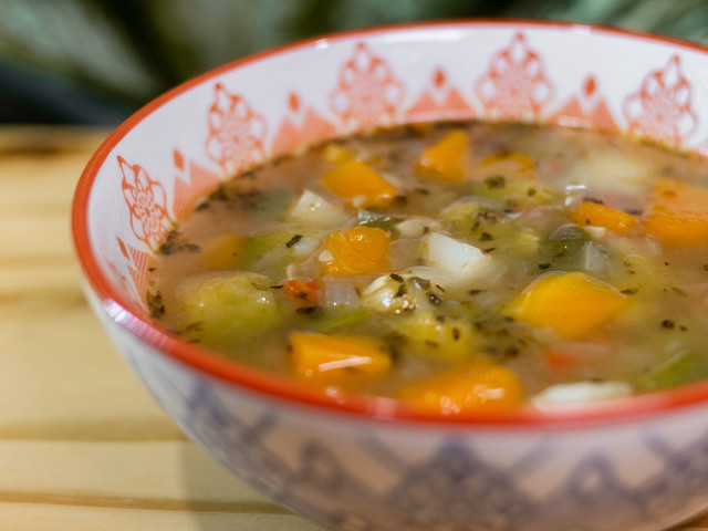 Bereite deine Suppe mit gesundem Gemüse der Saison zu.