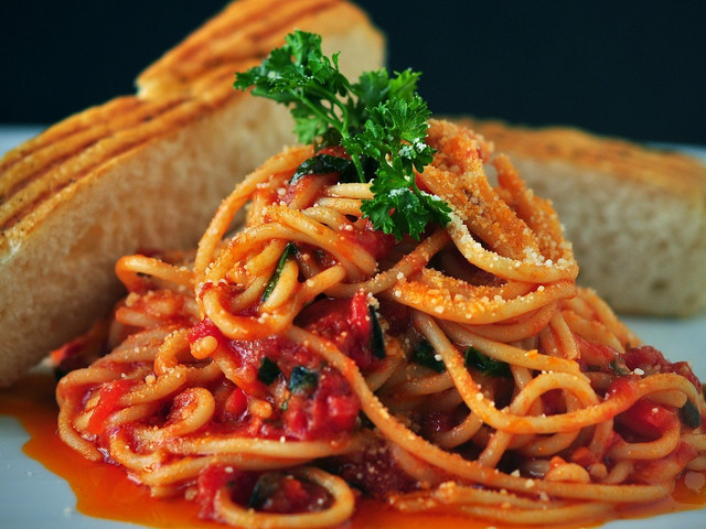 Spaghetti mit Gemüse und Tomatensoße sind ein schnelles und beliebtes Gericht.