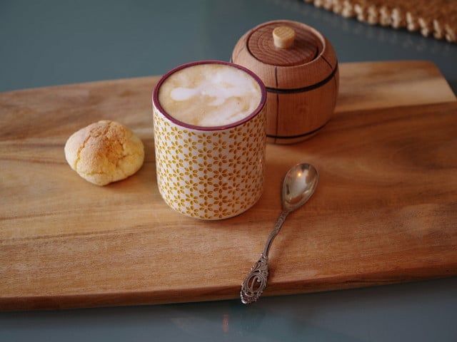 So verwendest du den Chai-Sirup Besonders gut passt Chai-Sirup zu Kaffee Latte.