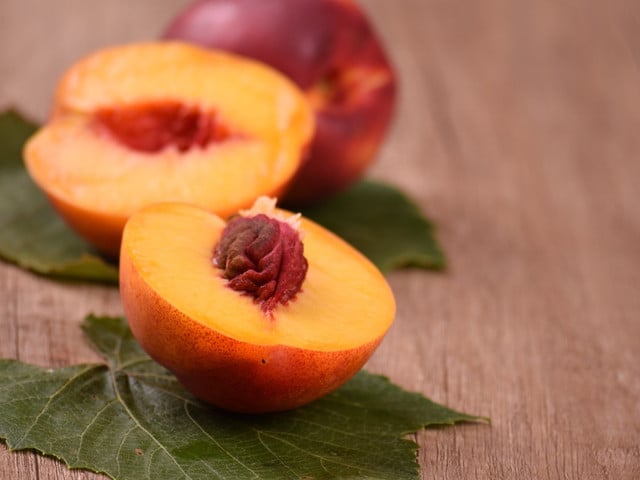 Die Nektarine solltest du für den Smoothie entkernen.