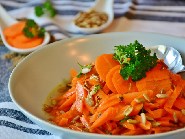 Für ein veganes Ostermenü kannst du als Vorspeise einen Karottensalat servieren.