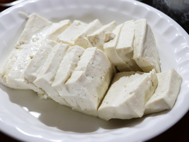 In dieser veganen Tofu-Bolognese ersetzt zerbröselter Tofu das Hackfleisch.