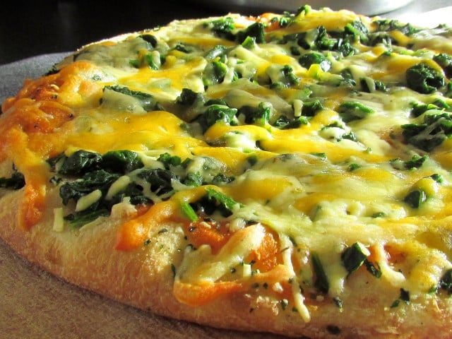 Spinatpizza: Das Rezept Spinatpizza mit Feta ist vegetarisch und lecker.