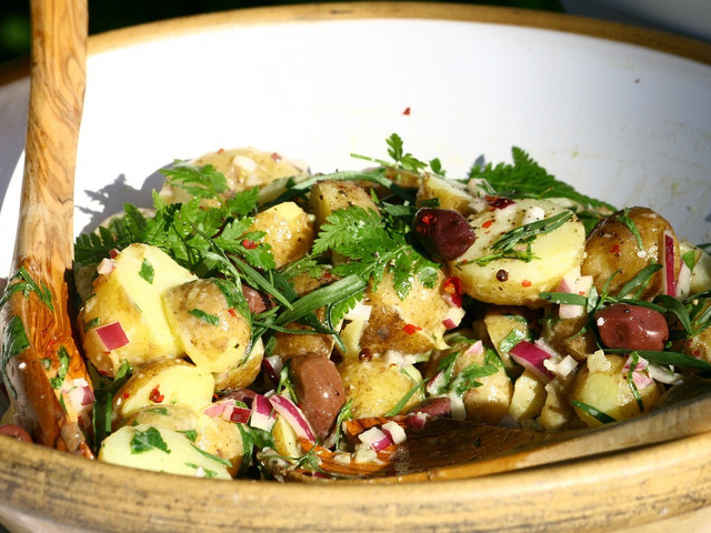 Warmer Kartoffelsalat lässt sich leicht vegan zubereiten.