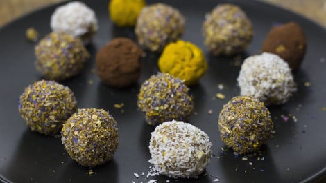 Energyballs mit Walnüssen und Datteln: Zum Snacken für Schule und Arbeit