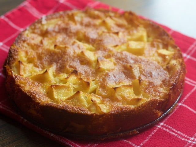 Backe den spanischen Apfelkuchen mit regionalen Zutaten aus ökologischer Landwirtschaft.