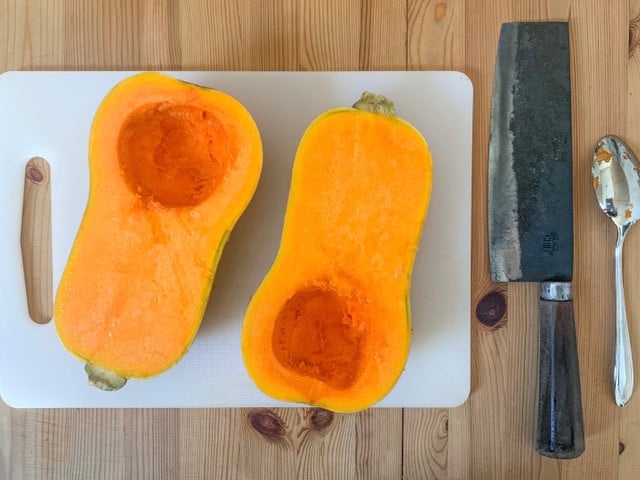 Höhle den Kürbis aus und ritze das Fruchtfleisch ein.