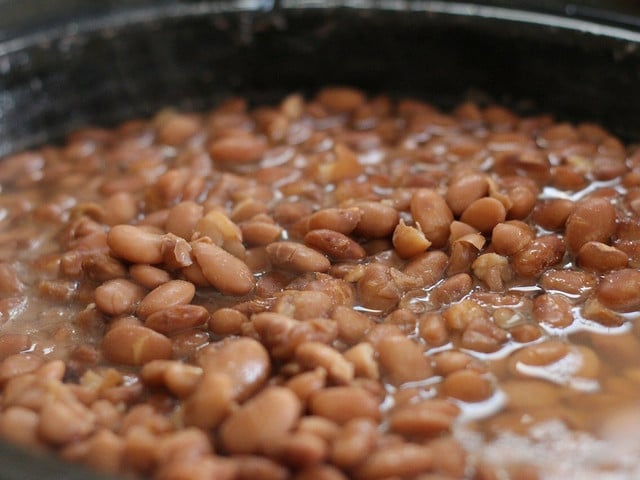 Ein Eintopf aus Pintobohnen ist ein nährstoffreiches und wärmendes Gericht.