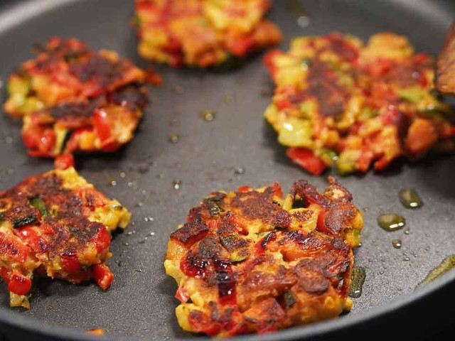 Brate die Knödel in der Pfanne mit etwas Öl an.