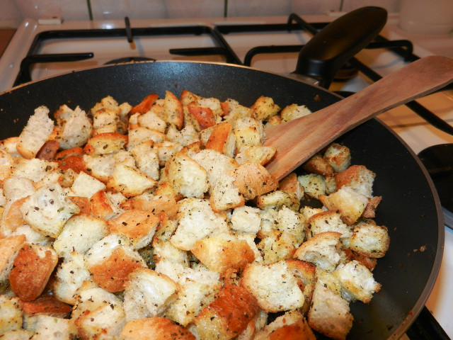 Croutons kannst du ganz einfach selber machen.