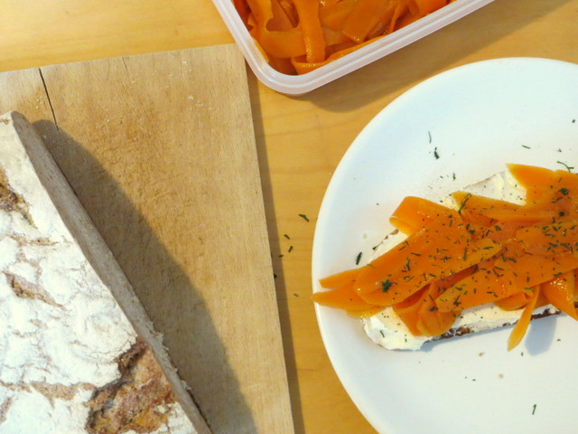 Karottenlachs schmeckt gut auf Brot mit (veganem) Sauerrahm.