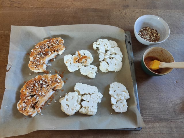 Beilagen und Dips für die Blumenkohlsteaks Die Mandeln geben den Blumenkohlsteaks mehr Biss.