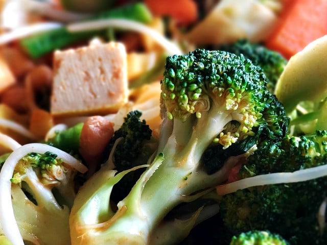 Sautieren ist eine schnelle Garmethode, um dein Gemüse frisch und knackig zu servieren. 