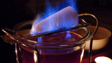 Feuerzangenbowle selber machen: Weihnachtliches Rezept