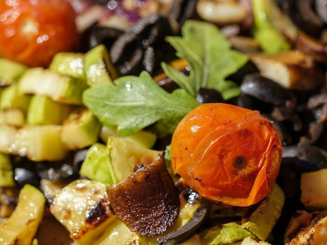 Aromatische Gewürze und frische Kräuter gehören in den Auberginensalat.
