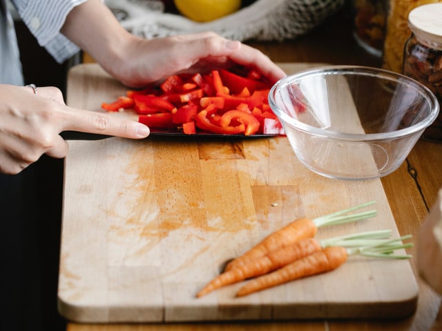 Für diesen Gerstensalat brauchst du unter anderem noch Paprika und Karotten.