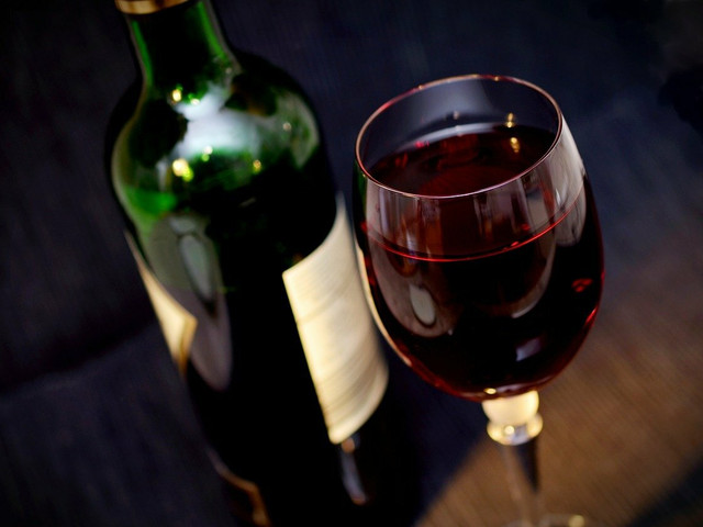 Glögg: Tipps für die Zubereitung Rotwein ist nicht immer vegan.