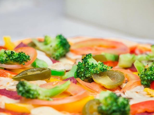 Die Pfannenpizza kannst du mit Gemüse deiner Wahl belegen.
