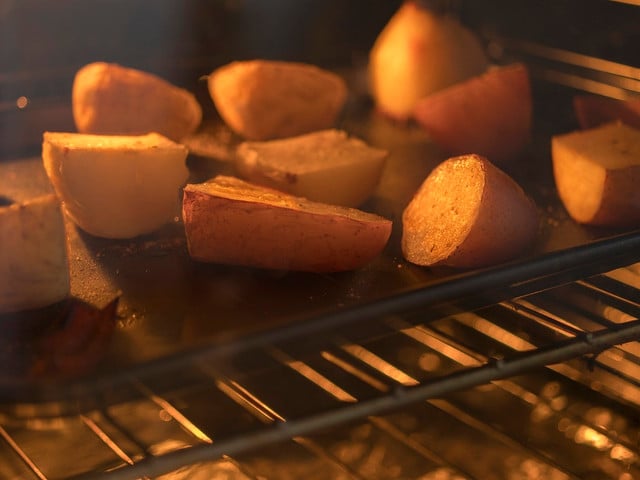 Zitronen-Kartoffeln lassen sich schnell und einfach im Ofen zubereiten.