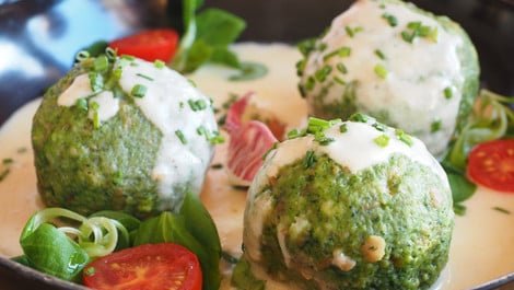 Bärlauchknödel: Ein Rezept für frischen Bärlauch und alte Brötchen