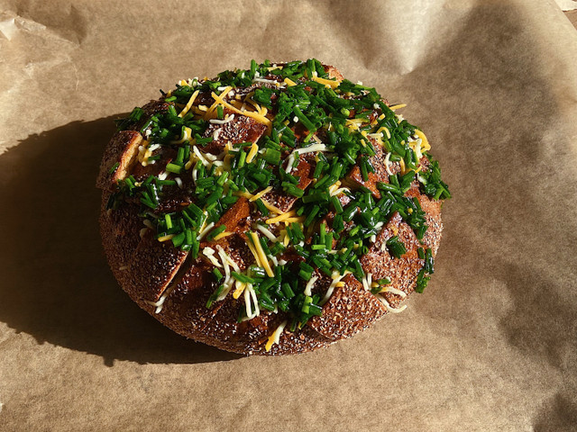 Gefüllten Brotlaib variieren: Diese Möglichkeiten hast du So sieht das gefüllte Brot vor dem Backen aus.