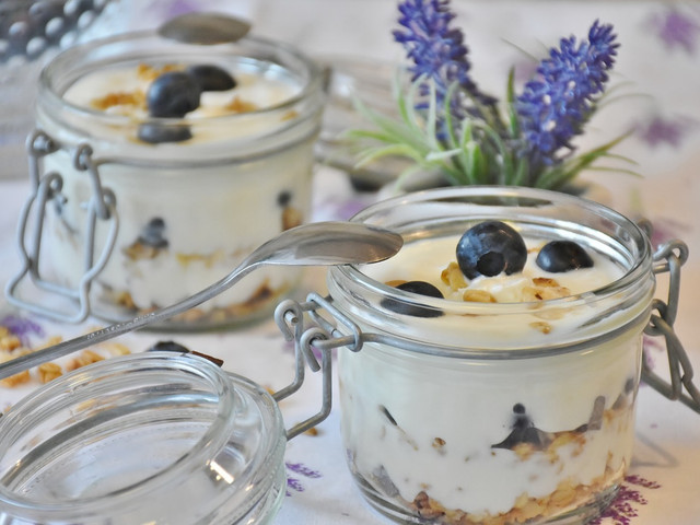 Haferjoghurt kannst du besonders gut fürs Frühstück oder als Topping für süße Speisen benutzen.