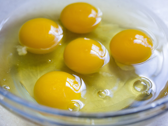 Für 12 Rührei-Muffins brauchst du ein Dutzend Eier.