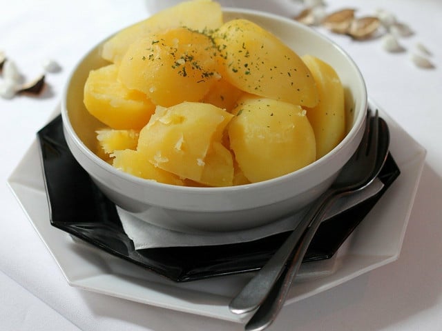 Wenn du Kartoffeln übrig hast, kannst du sie in einer Instantsuppe verwerten.