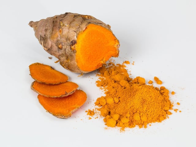 Kurkuma verleiht dem Ingwer-Kurkuma-Shot seine gelbe Farbe und liefert gesundes Curcumin.