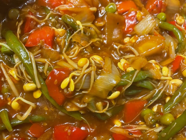 Veganes Chop Suey besteht überwiegend aus verschiedenen Gemüsesorten.
