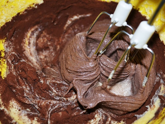 Poke Cake: Tipps und Alternativen Auch mit Schokoladencreme lässt sich Poke Cake füllen.