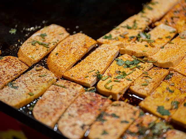 Gebackener Tofu ist sehr unkompliziert in der Zubereitung. 