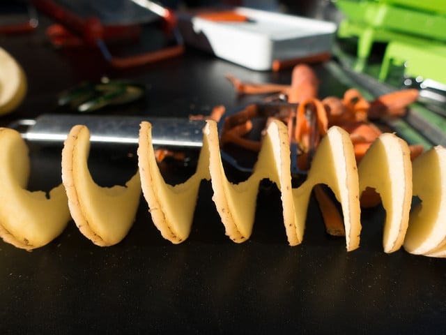 Spiralkartoffeln werden mit dem Messer oder Spiralschneider eingeritzt.