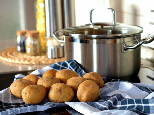 Für Smashed Potatoes kochst du die Kartoffeln erst und backst sie im Anschluss.