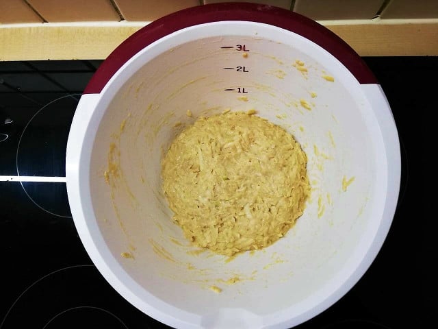 Der Teig der Apfelknödel ist sehr feucht.