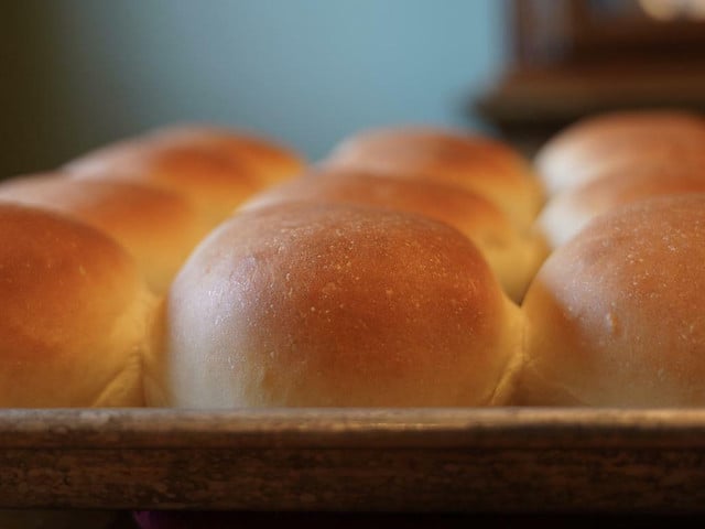 So bereitest du vegane Dinner Rolls zu Dinner Rolls sind schön fluffig.