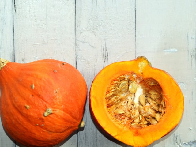 Schneide den Kürbis in Würfel.