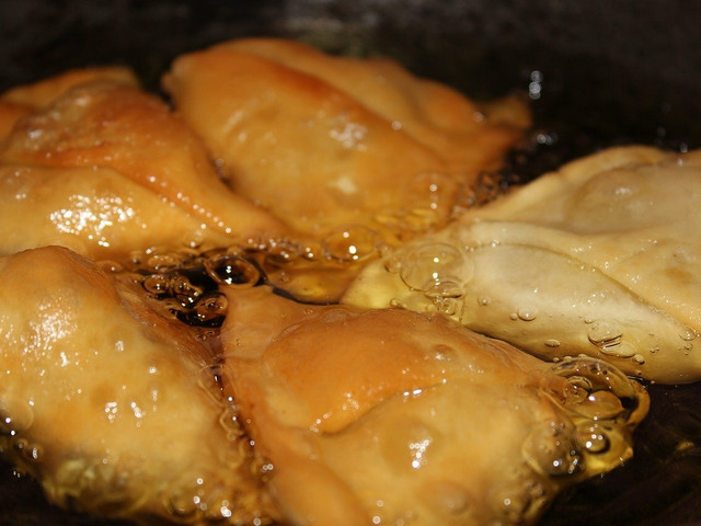 Samosas werden klassisch in Öl frittiert. Du kannst sie aber auch backen.