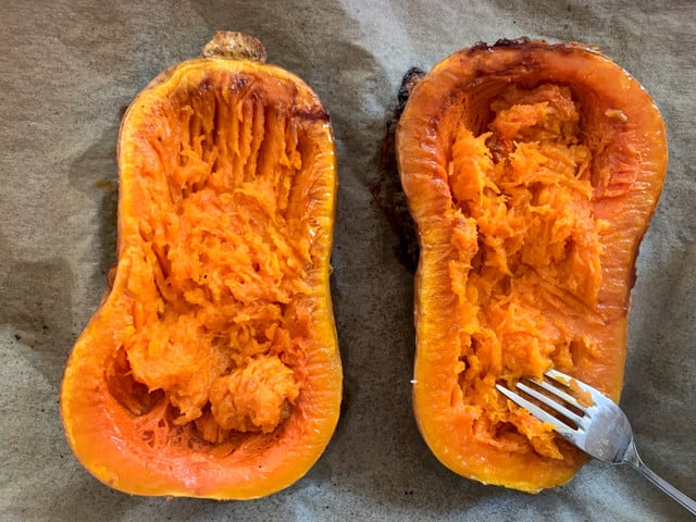 Kratze mit einer Gabel einen Teil vom Fruchtfleisch auf.