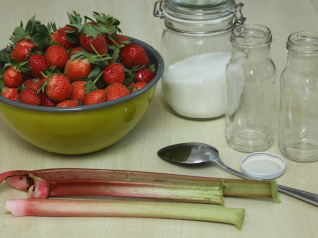 Erdbeersoße mit Rhabarber schmeckt leicht säuerlich.